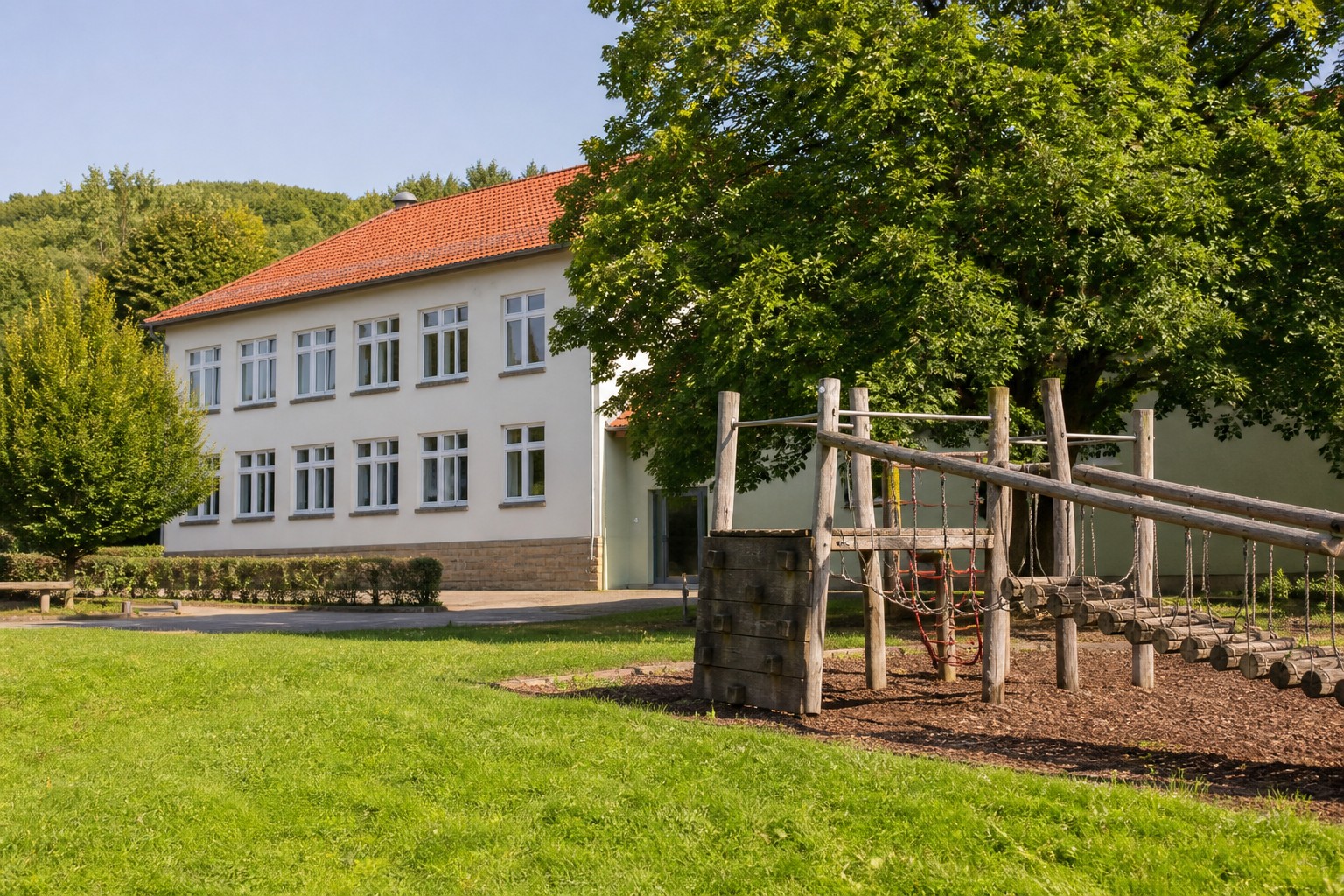 Begleitetes Reitangebot auf einer Wiese beim Blütenfest