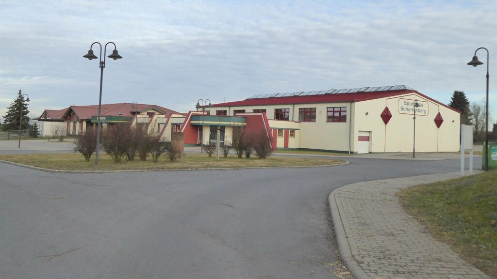 Helle Außenansicht der Grundschule Naustadt in Klipphausen