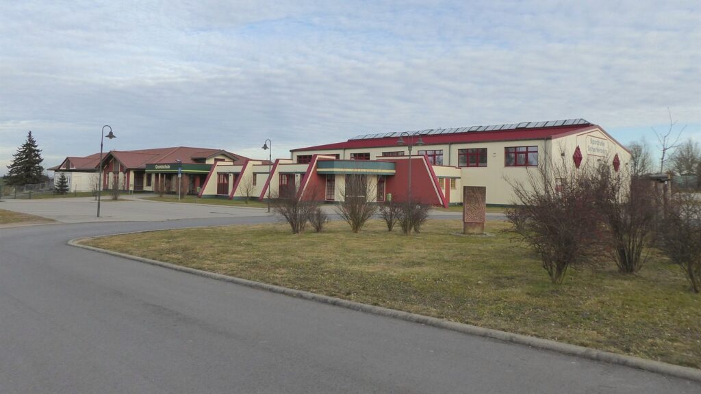Helle Außenansicht der Grundschule Naustadt in Klipphausen