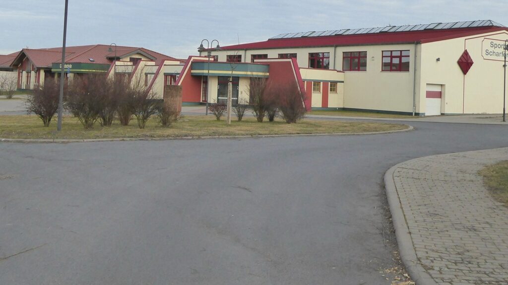 Helle Außenansicht der Grundschule Naustadt in Klipphausen
