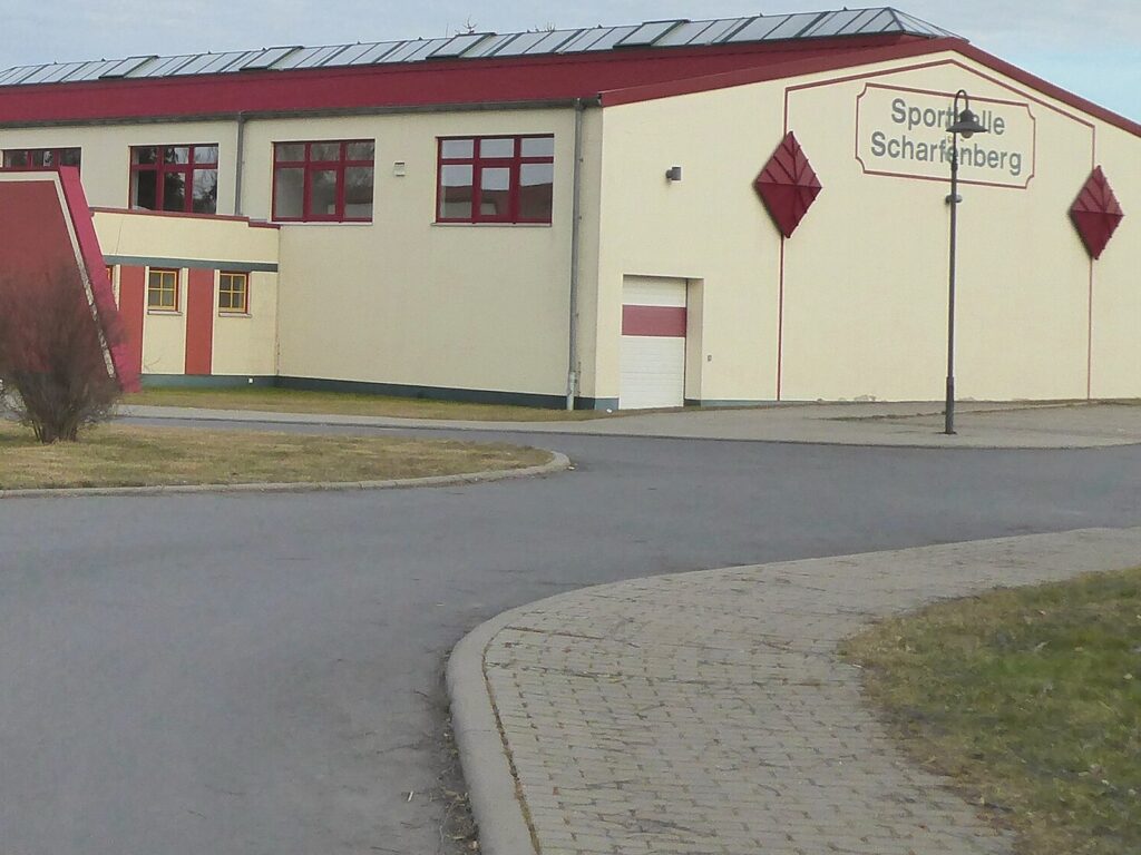 Helle Außenansicht der Grundschule Naustadt in Klipphausen